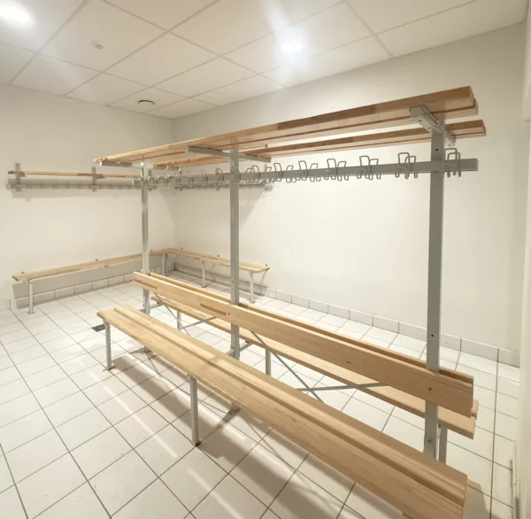 Bancs avec dosseret, lisse patères et porte-paquets - bois