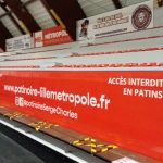 Casiers banc en compact avec assise lames bois, lisse porte patère en compact