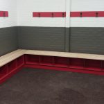 Casiers banc en compact avec assise lames bois, lisse porte patère en compact - Patinoire Serges Charles - Wasquehal