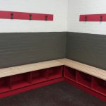 Casiers banc en compact avec assise lames bois, lisse porte patère en compact - Patinoire Serges Charles - Wasquehall