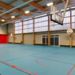Aménagements et équipements sanitaires et vestiaires sportifs pour la salle omnisports de Estaires (59), réalisé par Kalysse, Leader des équipements sanitaires pour les complexes sportifs et Arena