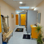 Aménagements et équipements sanitaires et vestiaires sportifs pour la salle omnisports de Estaires (59), réalisé par Kalysse, Leader des équipements sanitaires pour les complexes sportifs et Arena