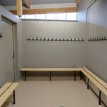 Aménagements et équipements sanitaires et vestiaires sportifs pour la salle omnisports de Estaires (59), réalisé par Kalysse, Leader des équipements sanitaires pour les complexes sportifs et Arena