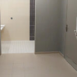 Aménagements et équipements sanitaires et vestiaires sportifs pour la salle omnisports de Estaires (59), réalisé par Kalysse, Leader des équipements sanitaires pour les complexes sportifs et Arena